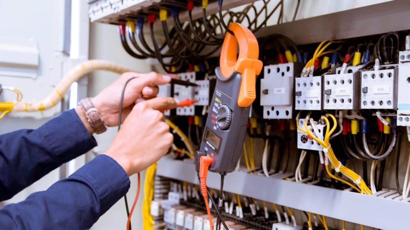 Electrical testing at a distribution board with a clamp meter